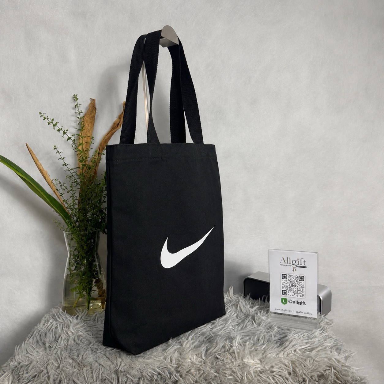 กระเป๋าผ้าแคนวาส Tote ดีไซน์เรียบหรู ใช้งานได้ทุกวัน พร้อมบริการสกรีนโลโก้
